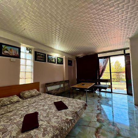 Smile Guesthouse Tbilisi ภายนอก รูปภาพ