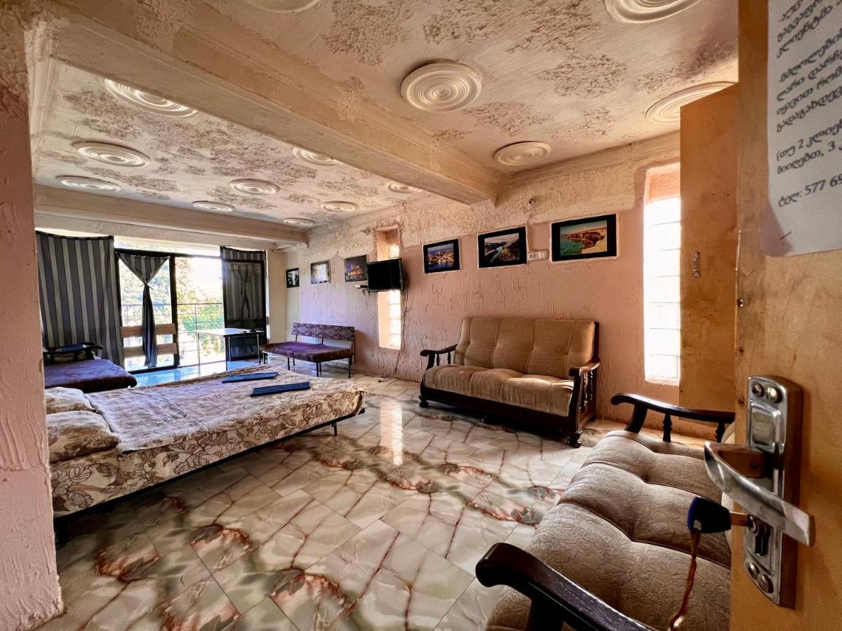 Smile Guesthouse Tbilisi ภายนอก รูปภาพ